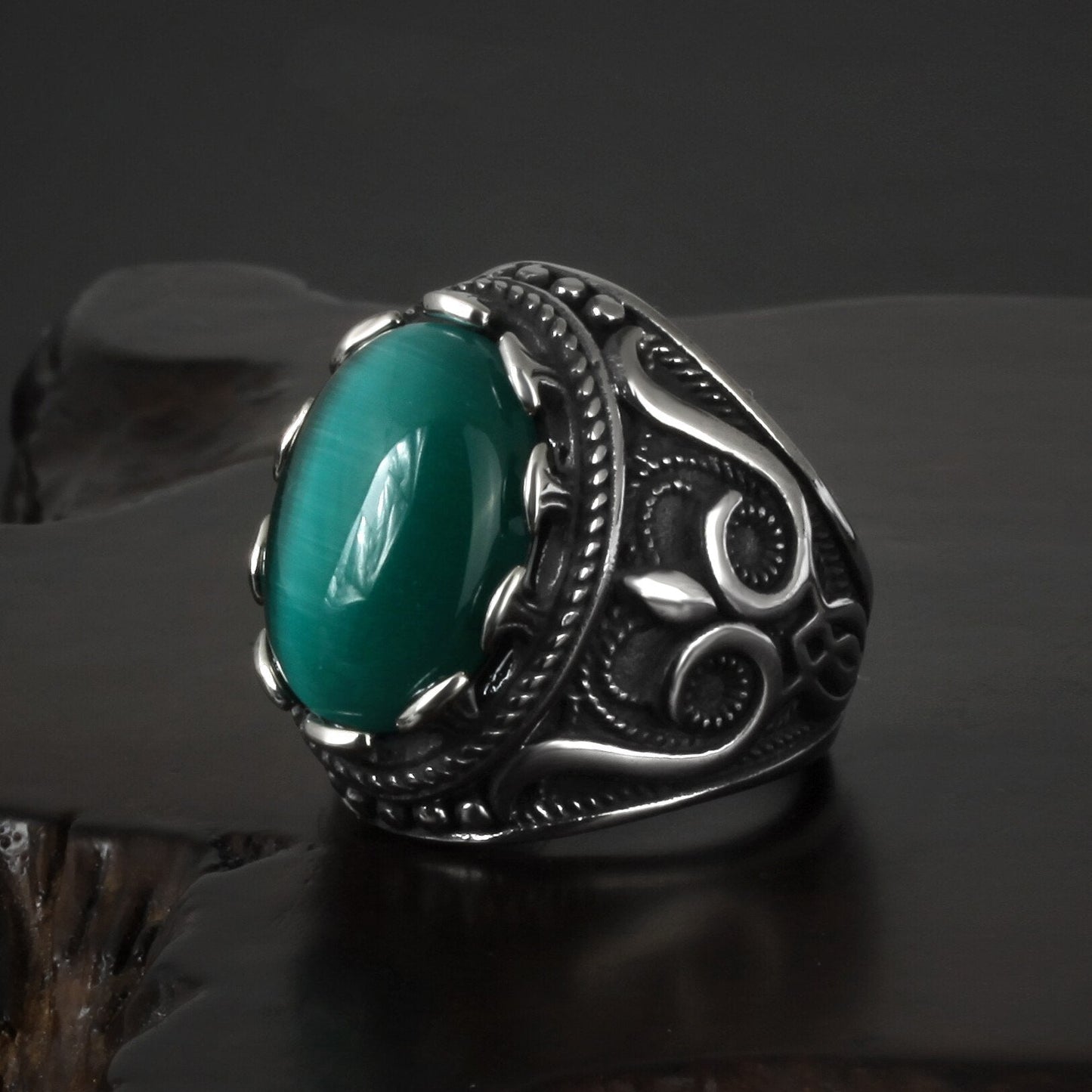 Noble Pattern Gemstone Ring